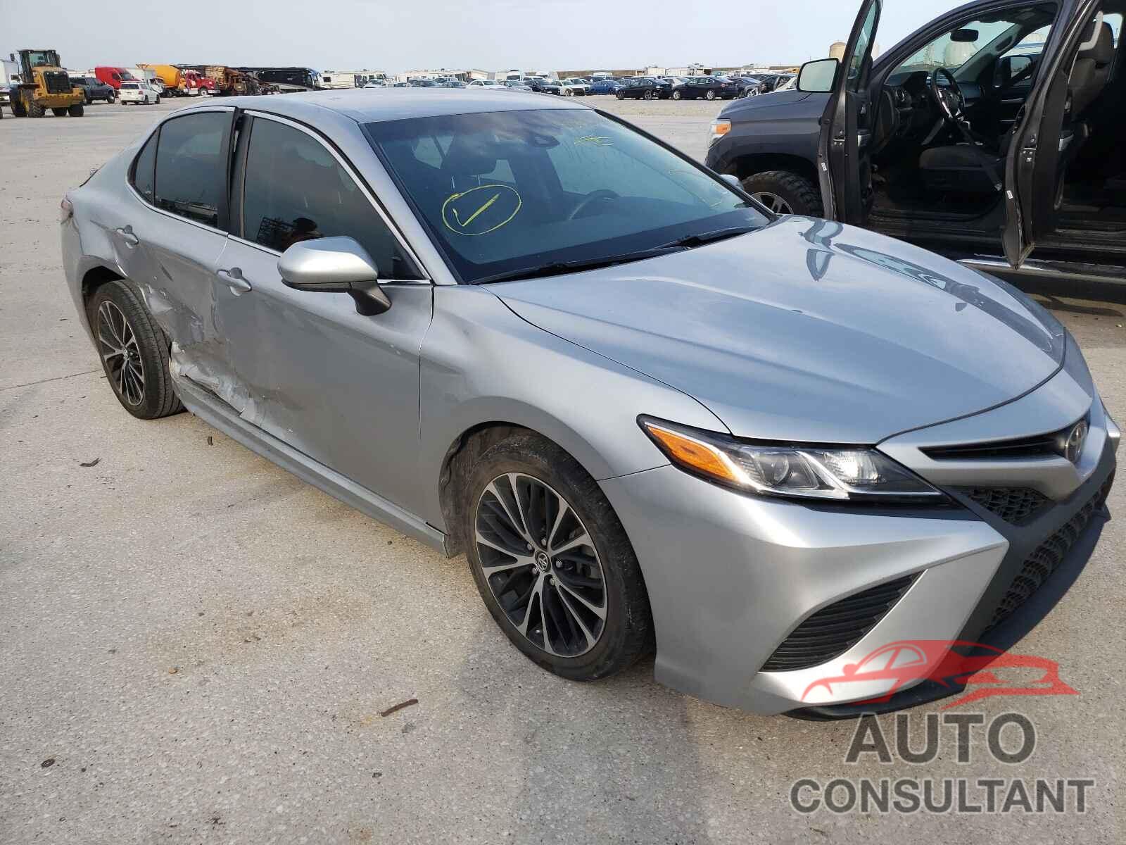TOYOTA CAMRY 2018 - 4T1B11HK0JU058925