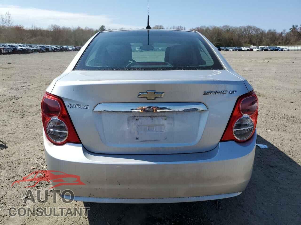 CHEVROLET SONIC 2013 - 1G1JC5SG8D4160038