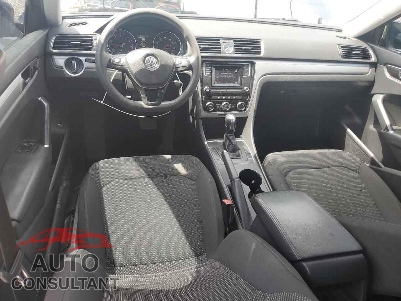 VOLKSWAGEN PASSAT 2017 - 1VWAT7A30HC004568