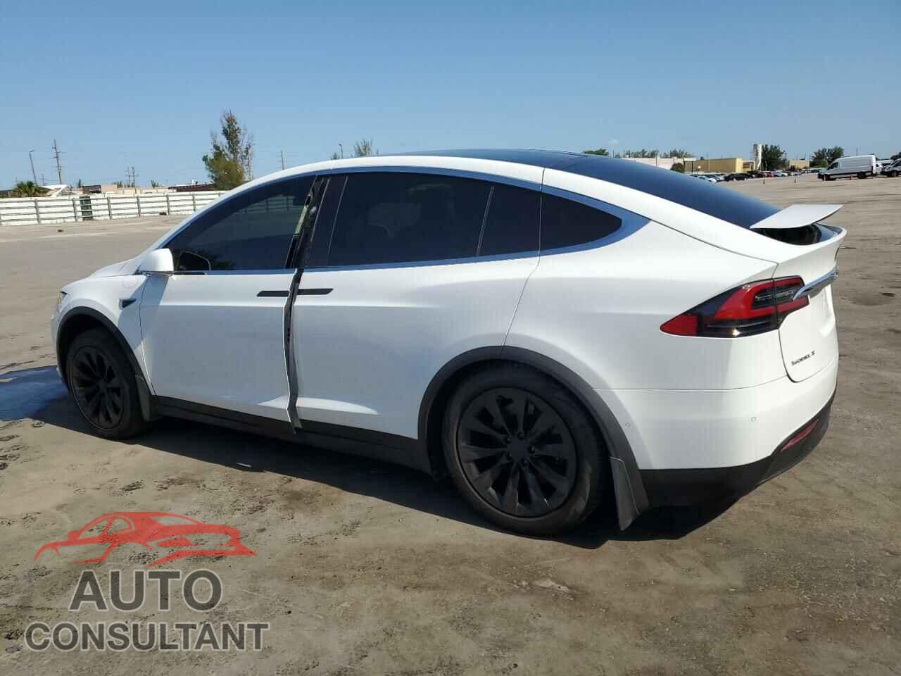 TESLA MODEL X 2018 - 5YJXCAE21JF104196