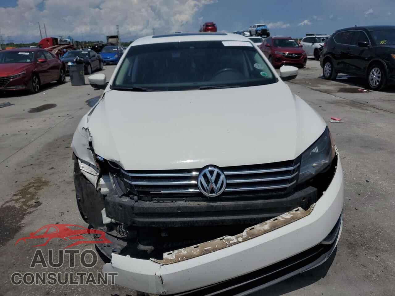 VOLKSWAGEN PASSAT 2013 - 1VWBH7A33DC002975