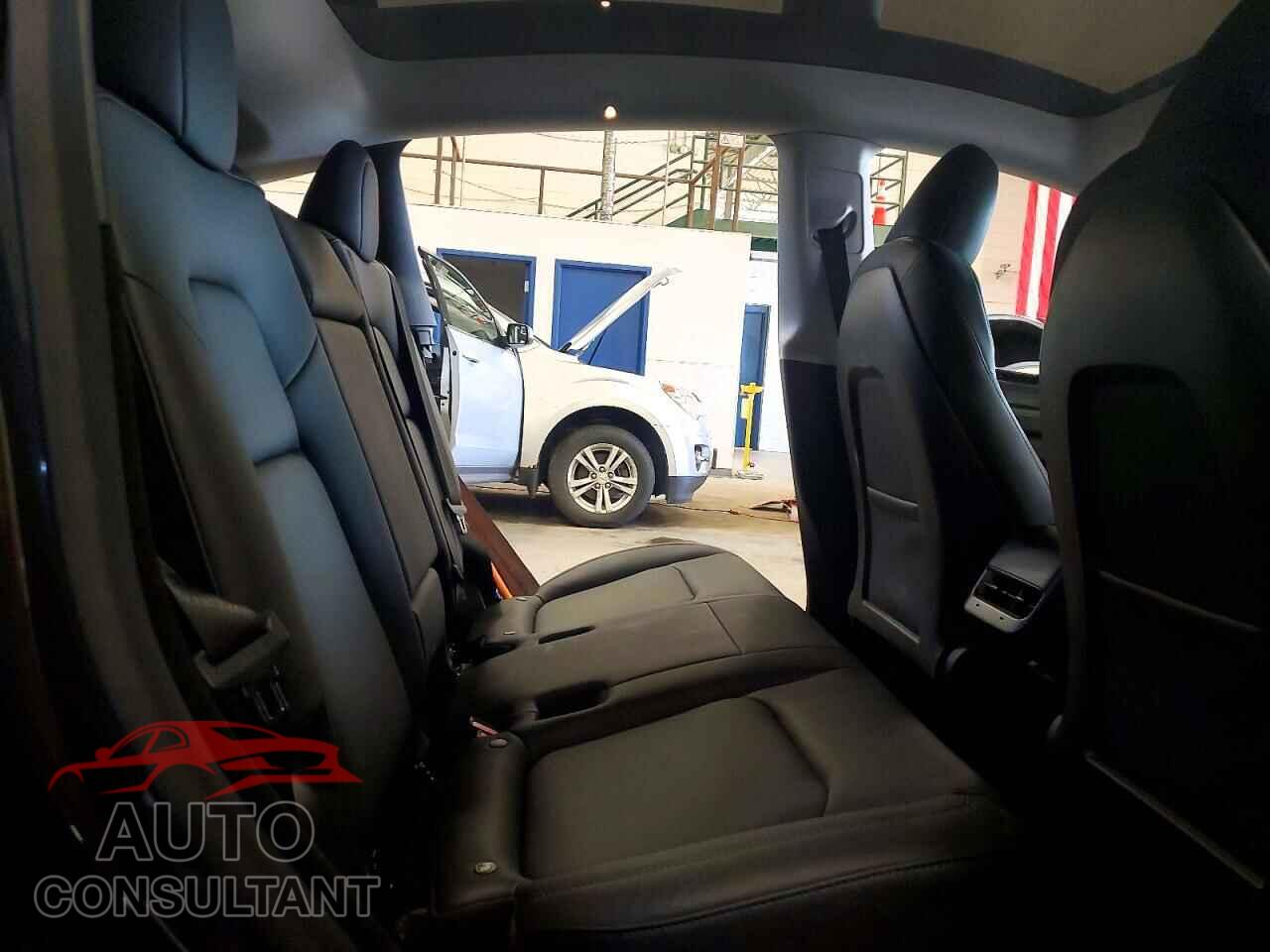 TESLA MODEL Y 2024 - 7SAYGDEE8RF156444