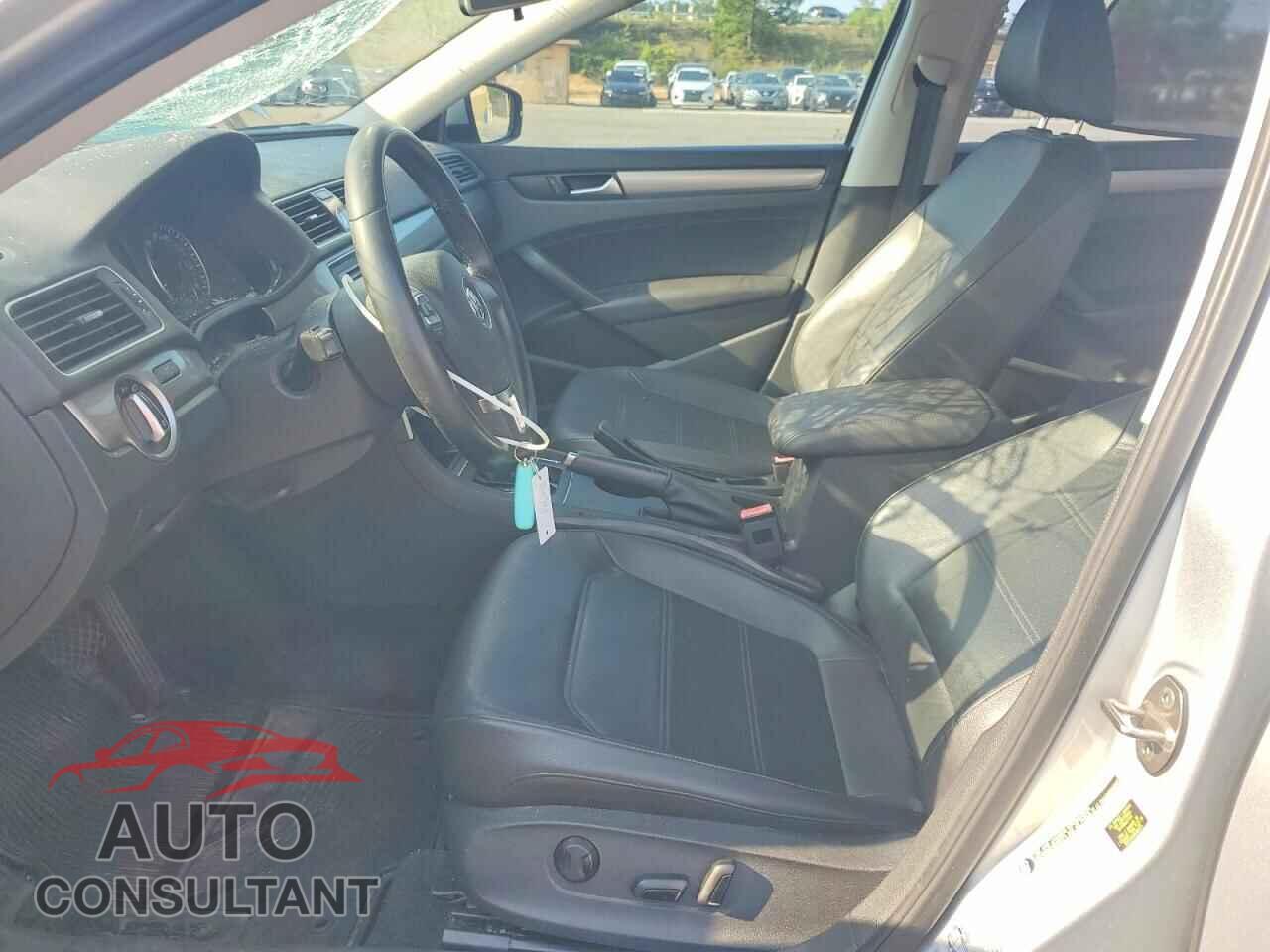 VOLKSWAGEN PASSAT 2015 - 1VWAT7A35FC104792