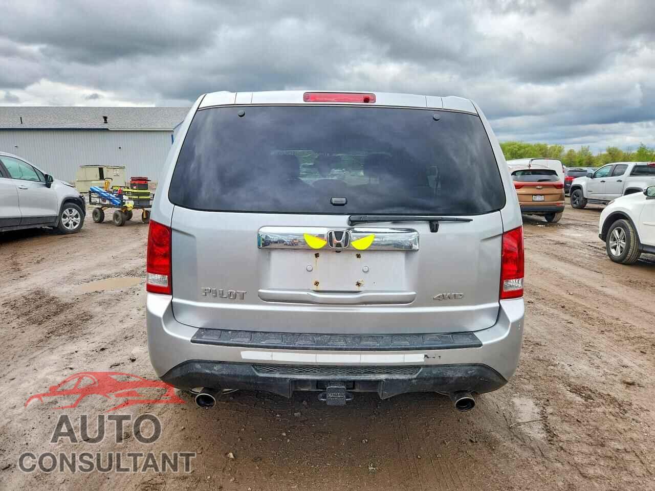 HONDA PILOT 2015 - 5FNYF4H64FB016732