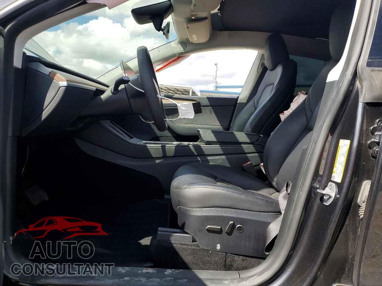 TESLA MODEL Y 2024 - 7SAYGAEE1RF084761