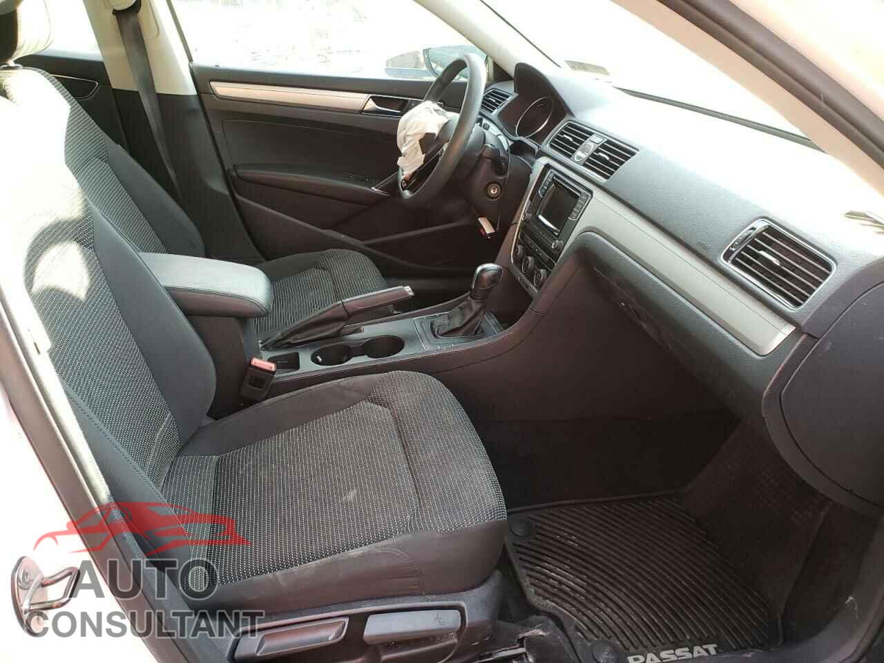 VOLKSWAGEN PASSAT 2017 - 1VWAT7A32HC053481