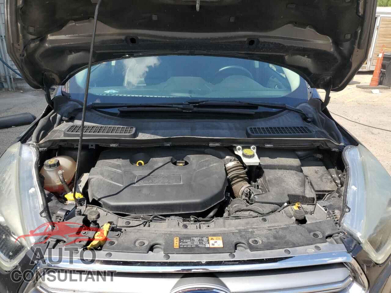 FORD ESCAPE 2017 - 1FMCU0J91HUD50784