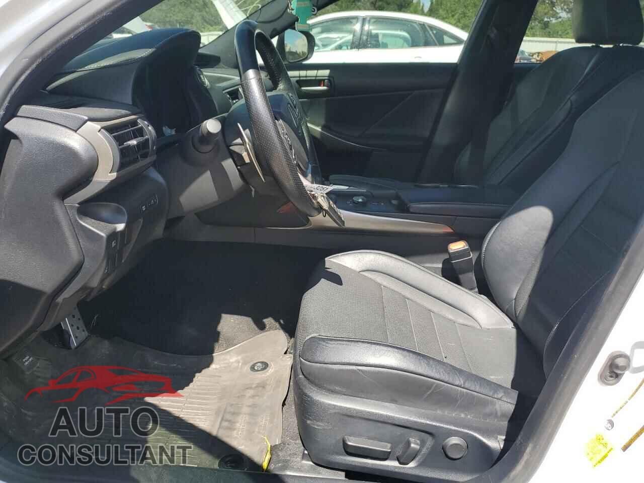 LEXUS IS 2019 - JTHC81D26K5036643