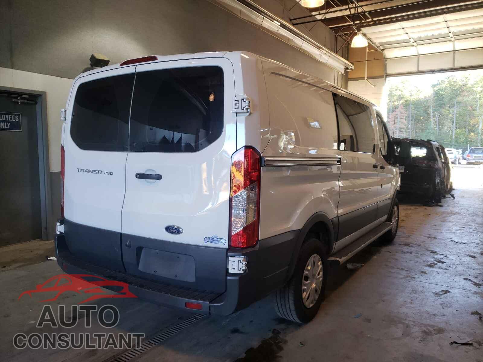 FORD TRANSIT CO 2018 - 1FTYR1YM6JKA63292