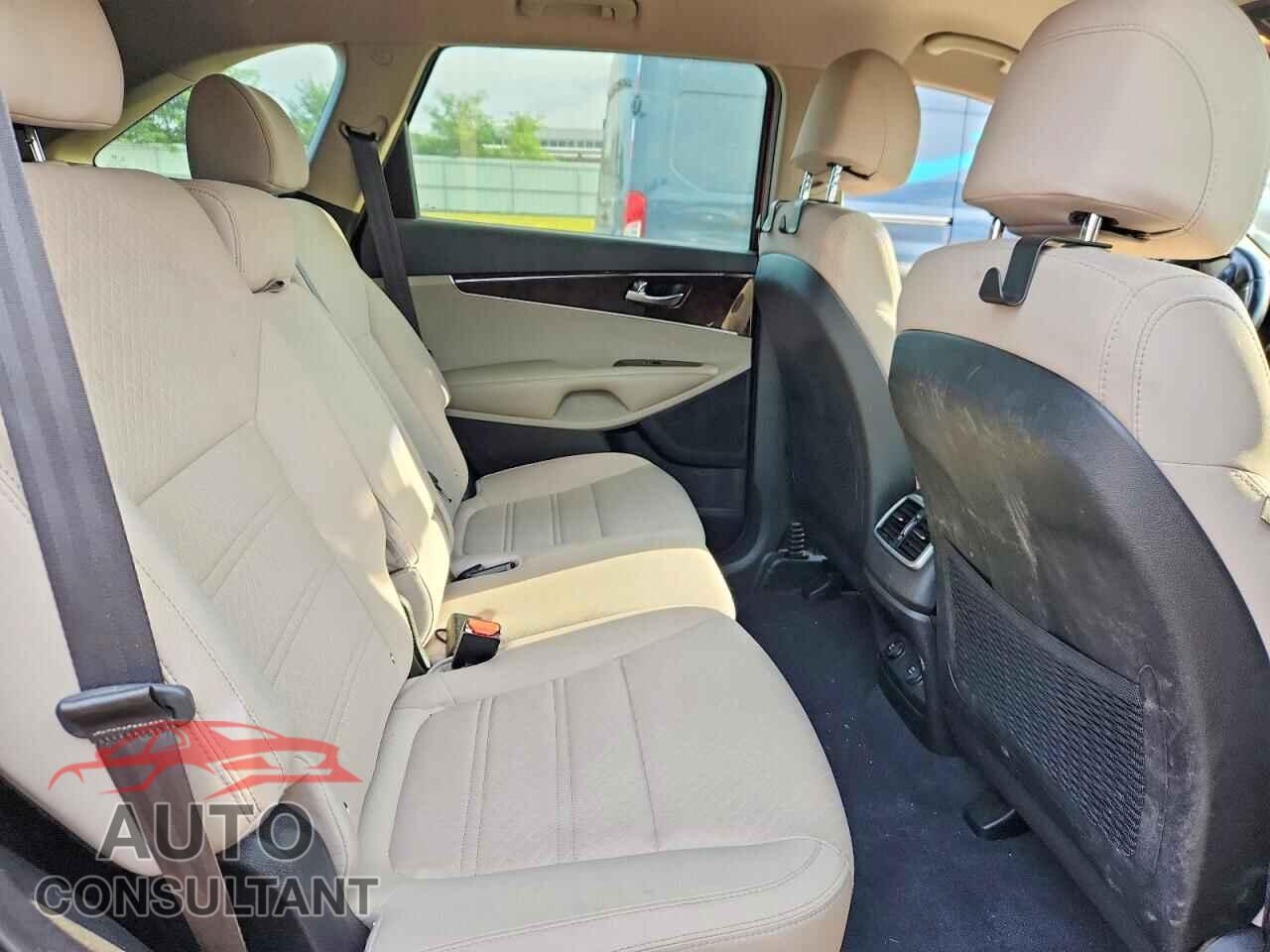 KIA SORENTO 2017 - 5XYPGDA38HG289323