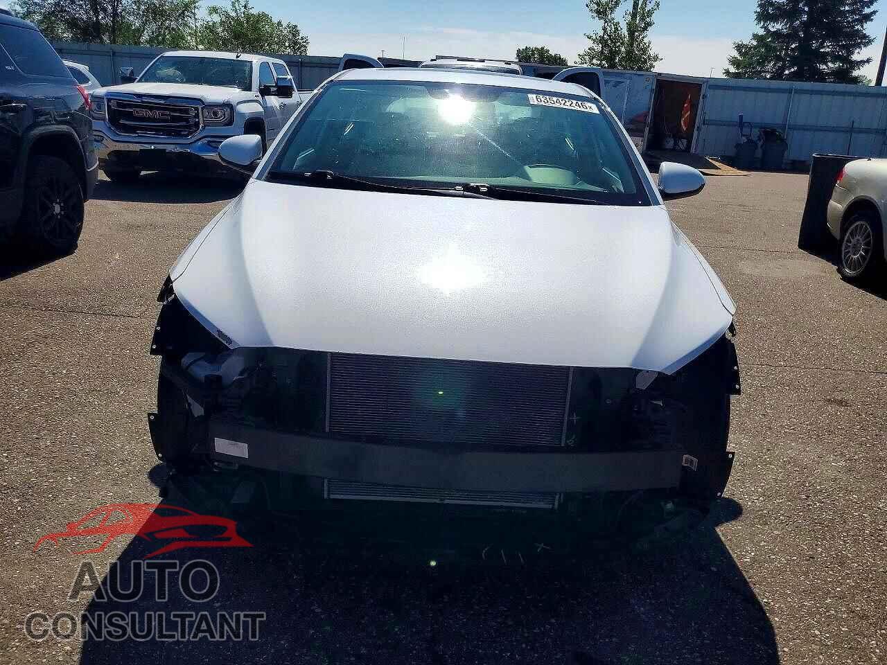 HYUNDAI ELANTRA 2018 - 5NPD84LF0JH347320