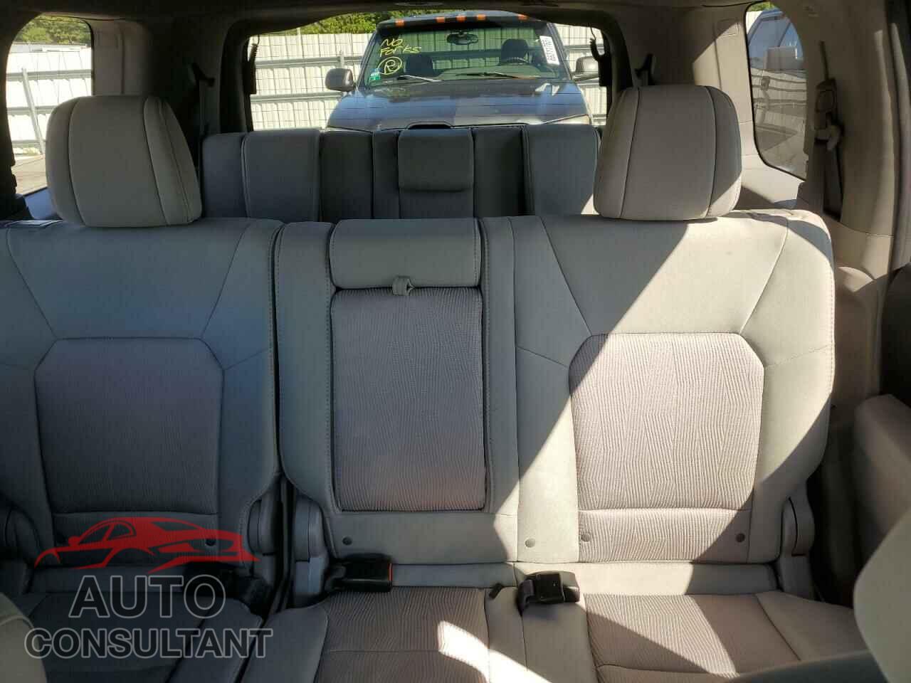 HONDA PILOT 2015 - 5FNYF4H32FB052540