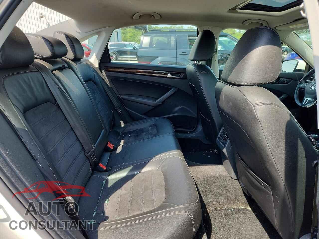 VOLKSWAGEN PASSAT 2015 - 1VWCV7A38FC085254