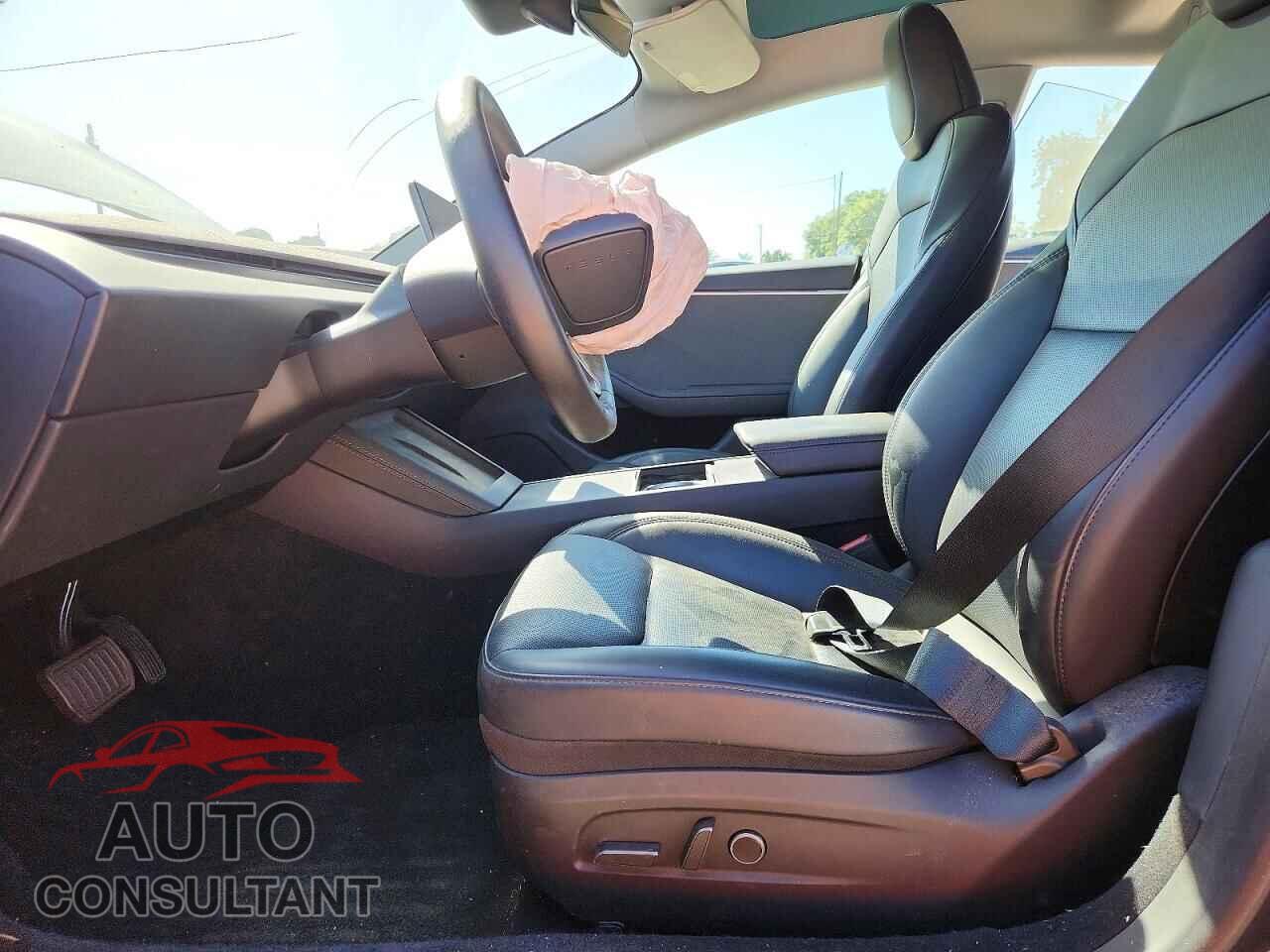 TESLA MODEL 3 2025 - 5YJ3E1EA2SF943095