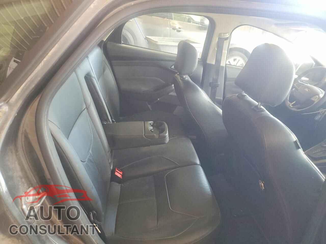 FORD FOCUS 2015 - 1FADP3F26FL275084