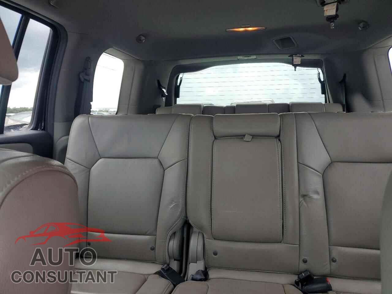 HONDA PILOT 2015 - 5FNYF4H69FB005600