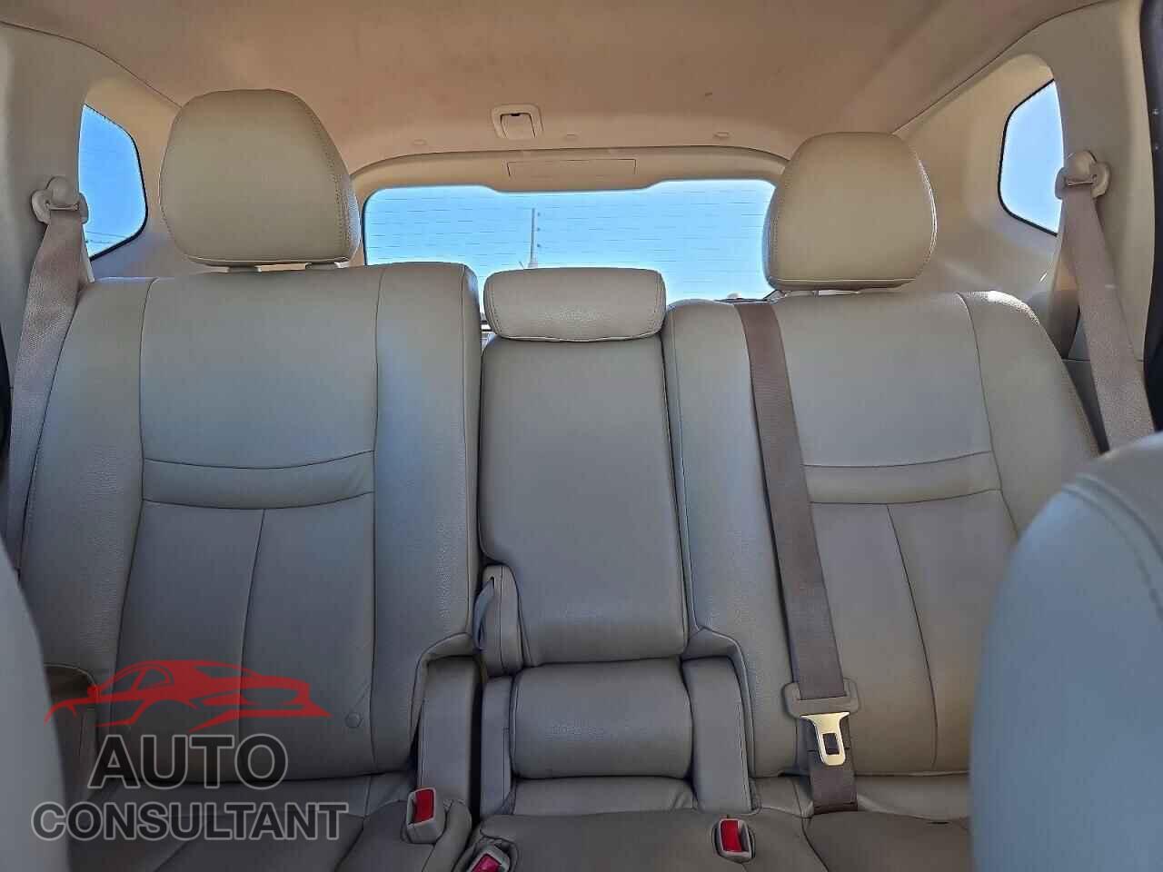 NISSAN ROGUE 2015 - KNMAT2MT3FP547131