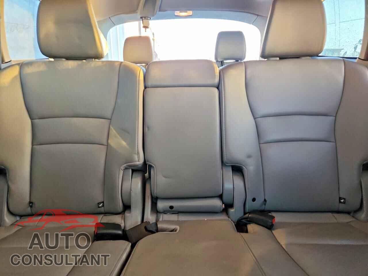 HONDA PILOT 2017 - 5FNYF5H98HB032189