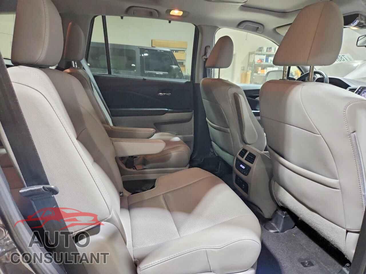 HONDA PILOT 2017 - 5FNYF6H04HB023366