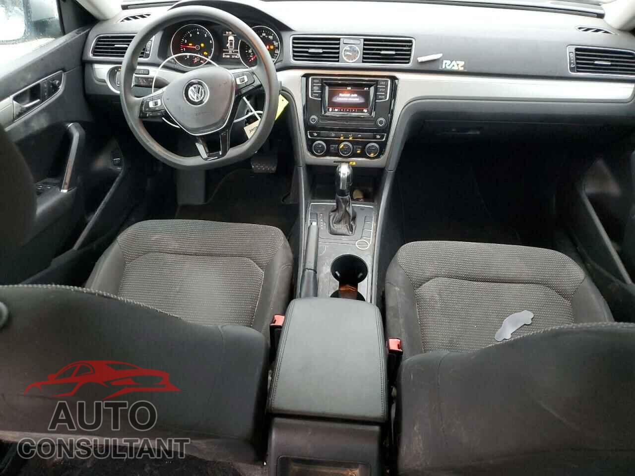 VOLKSWAGEN PASSAT 2017 - 1VWAT7A36HC054245