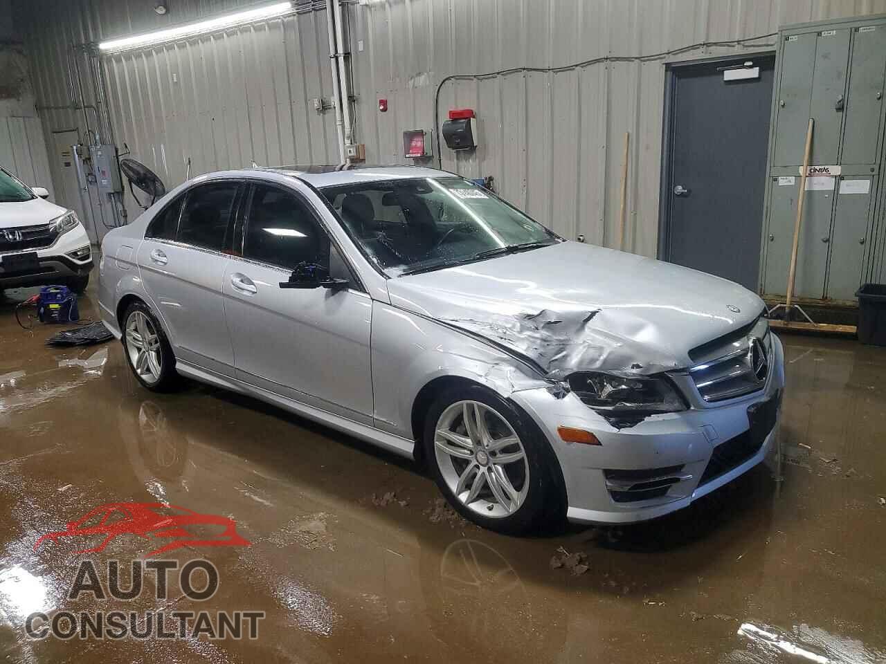 MERCEDES-BENZ C 2013 - WDDGF8AB6DR293552