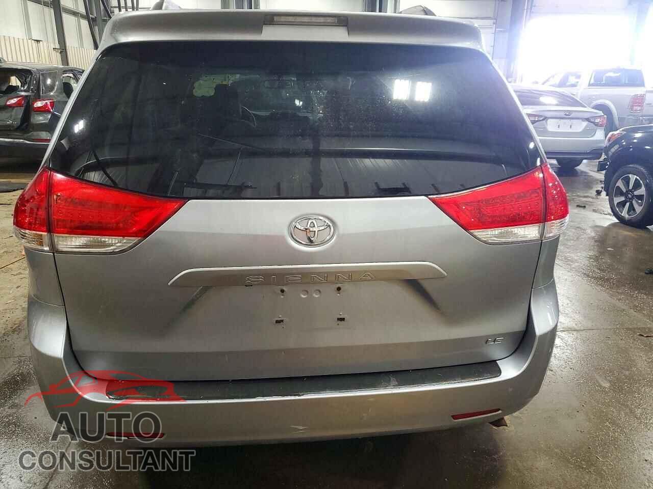 TOYOTA SIENNA 2013 - 5TDKK3DC8DS327855