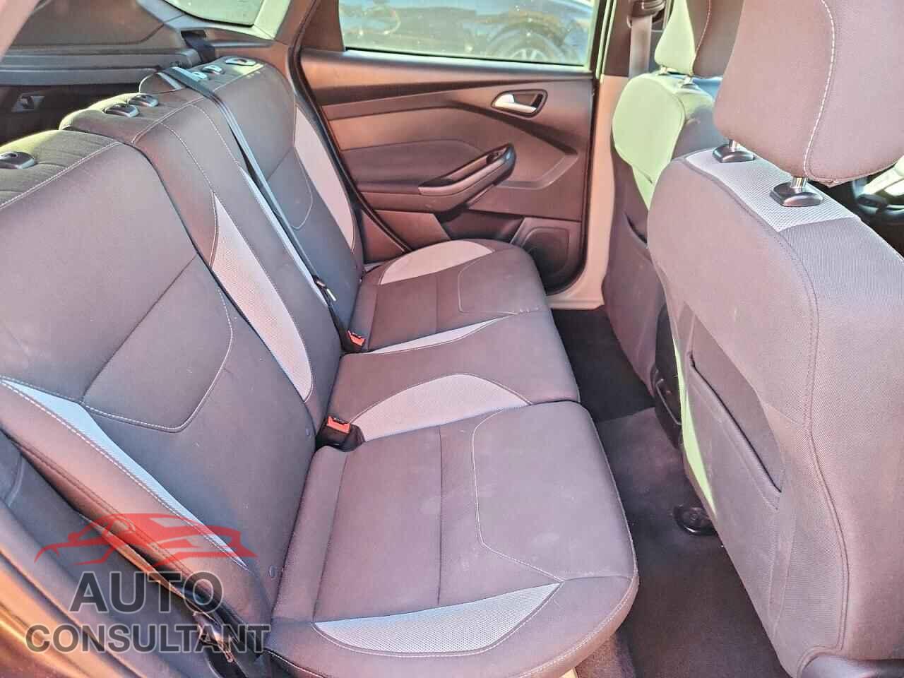 FORD FOCUS 2015 - 1FADP3L94FL324736
