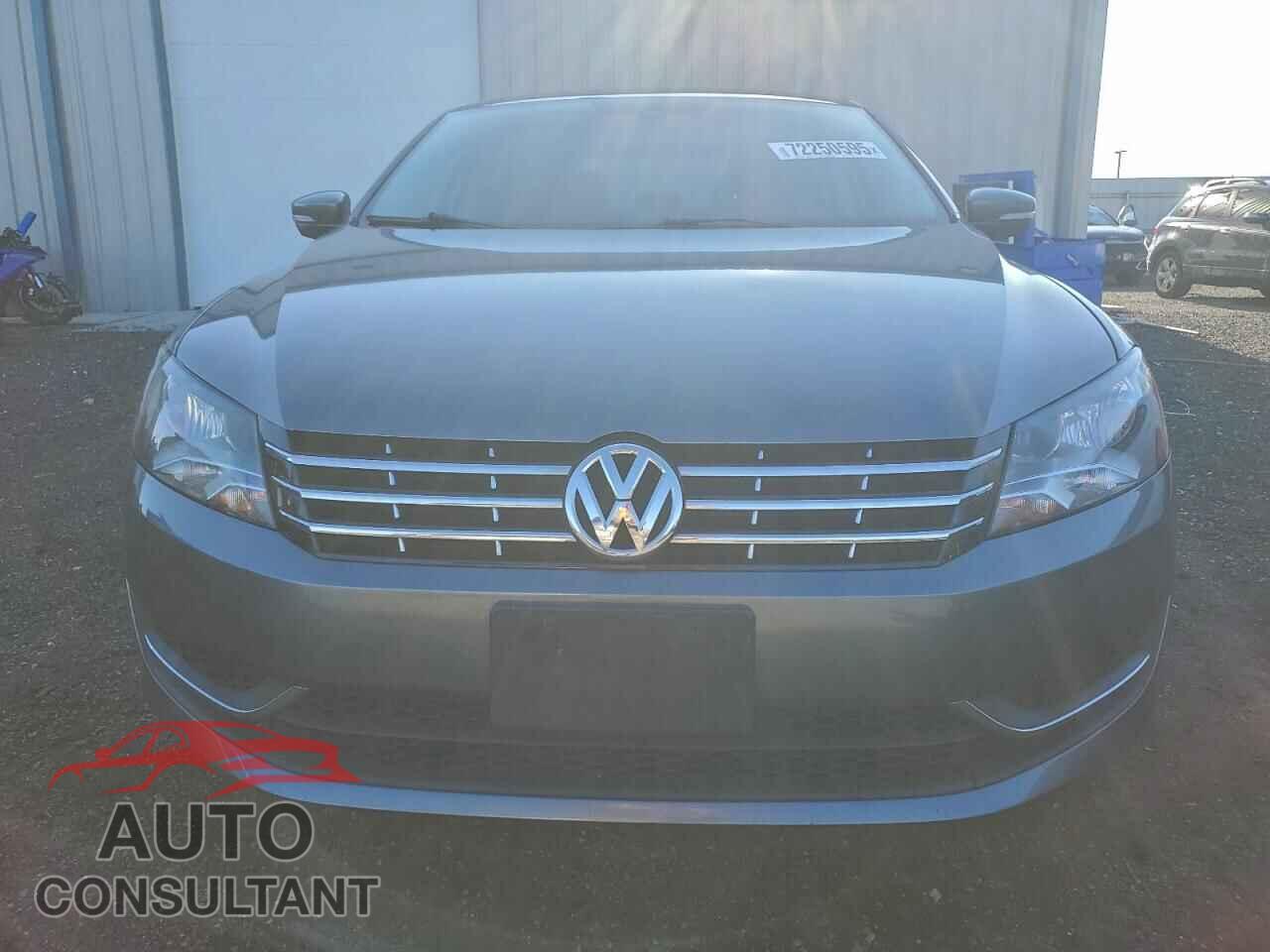 VOLKSWAGEN PASSAT 2013 - 1VWBP7A35DC038010