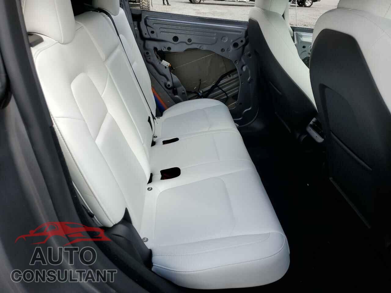 TESLA MODEL Y 2024 - 7SAYGDEE6RF104018