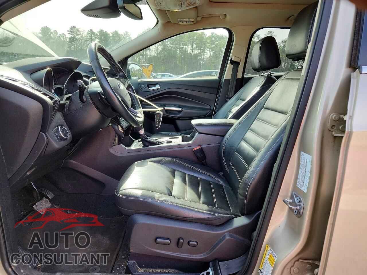 FORD ESCAPE 2017 - 1FMCU0J92HUB73176