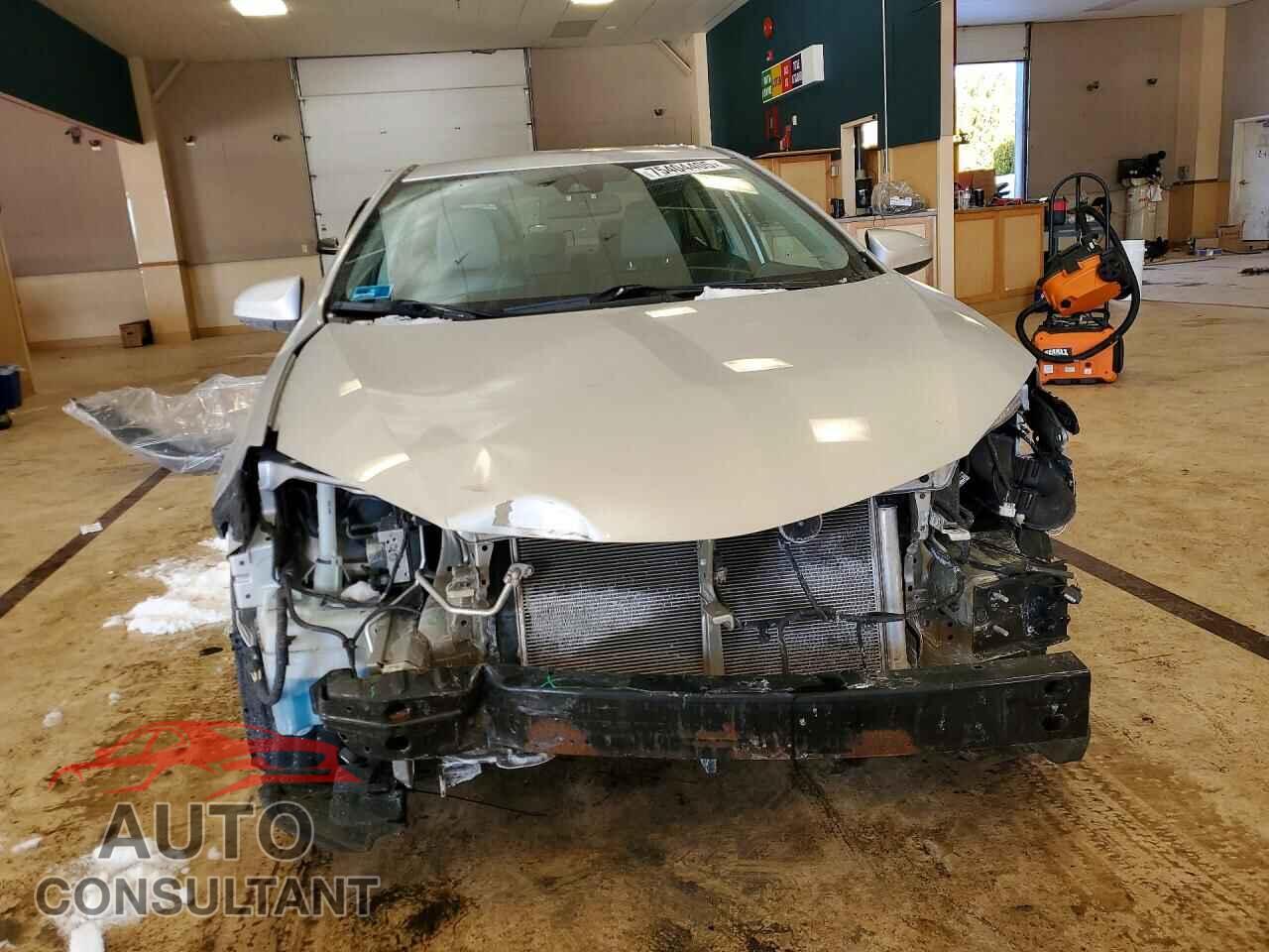 TOYOTA COROLLA 2018 - 5YFBURHE8JP798417