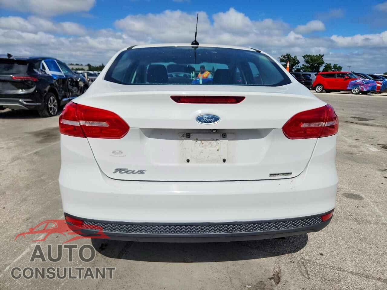 FORD FOCUS 2015 - 1FADP3E23FL322072