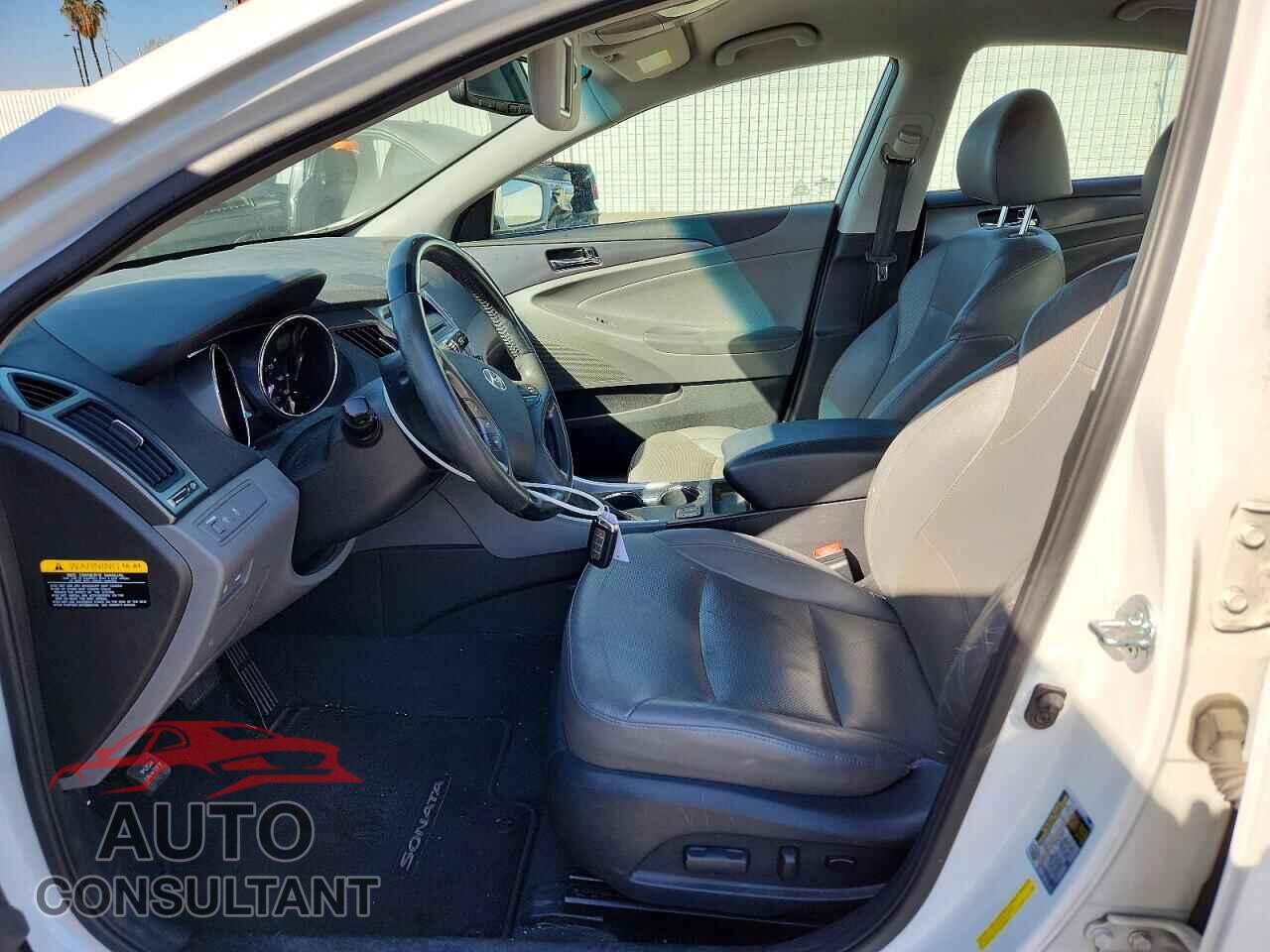 HYUNDAI SONATA 2012 - KMHEC4A48CA057000