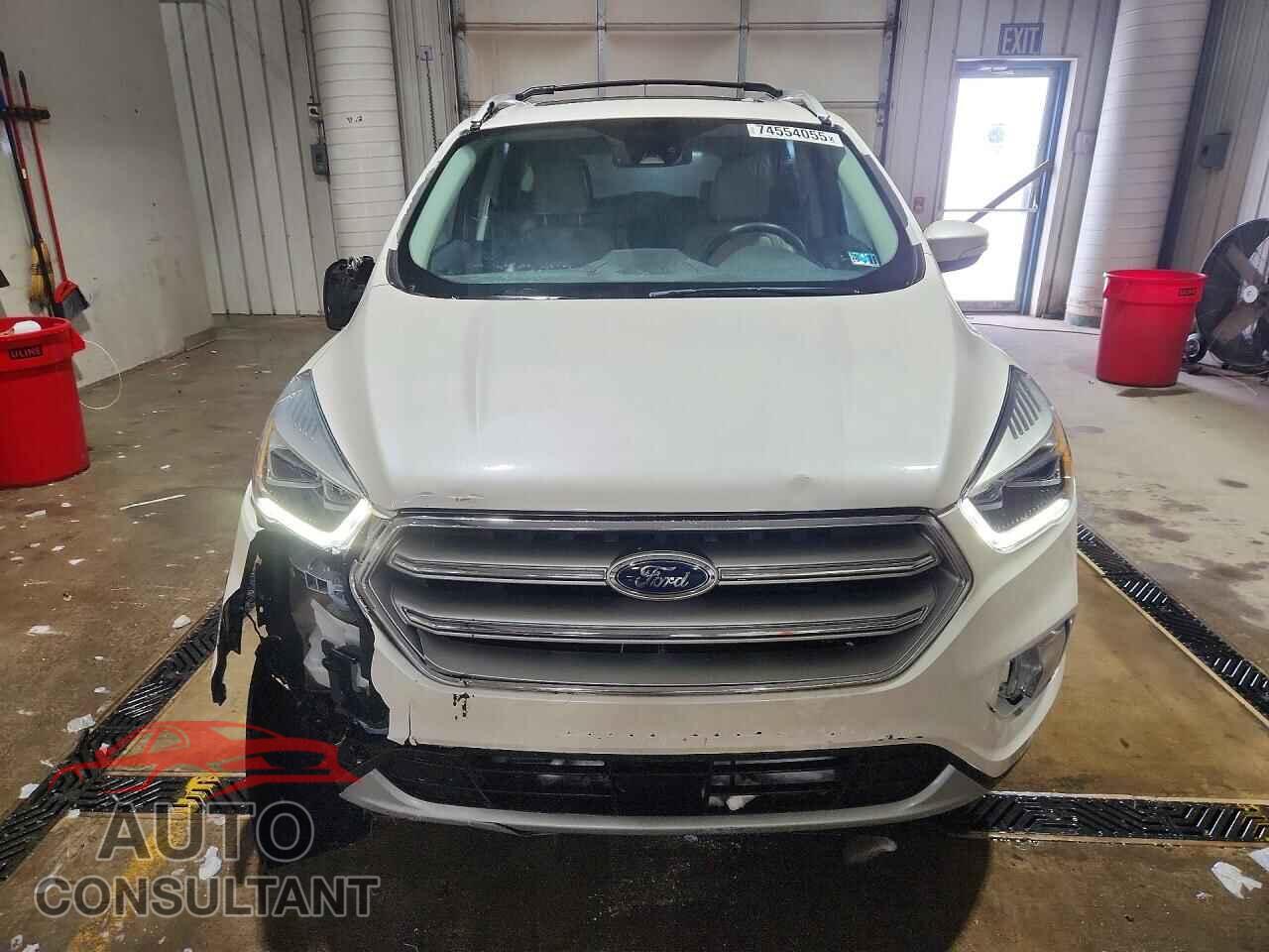 FORD ESCAPE 2017 - 1FMCU9J93HUB22631
