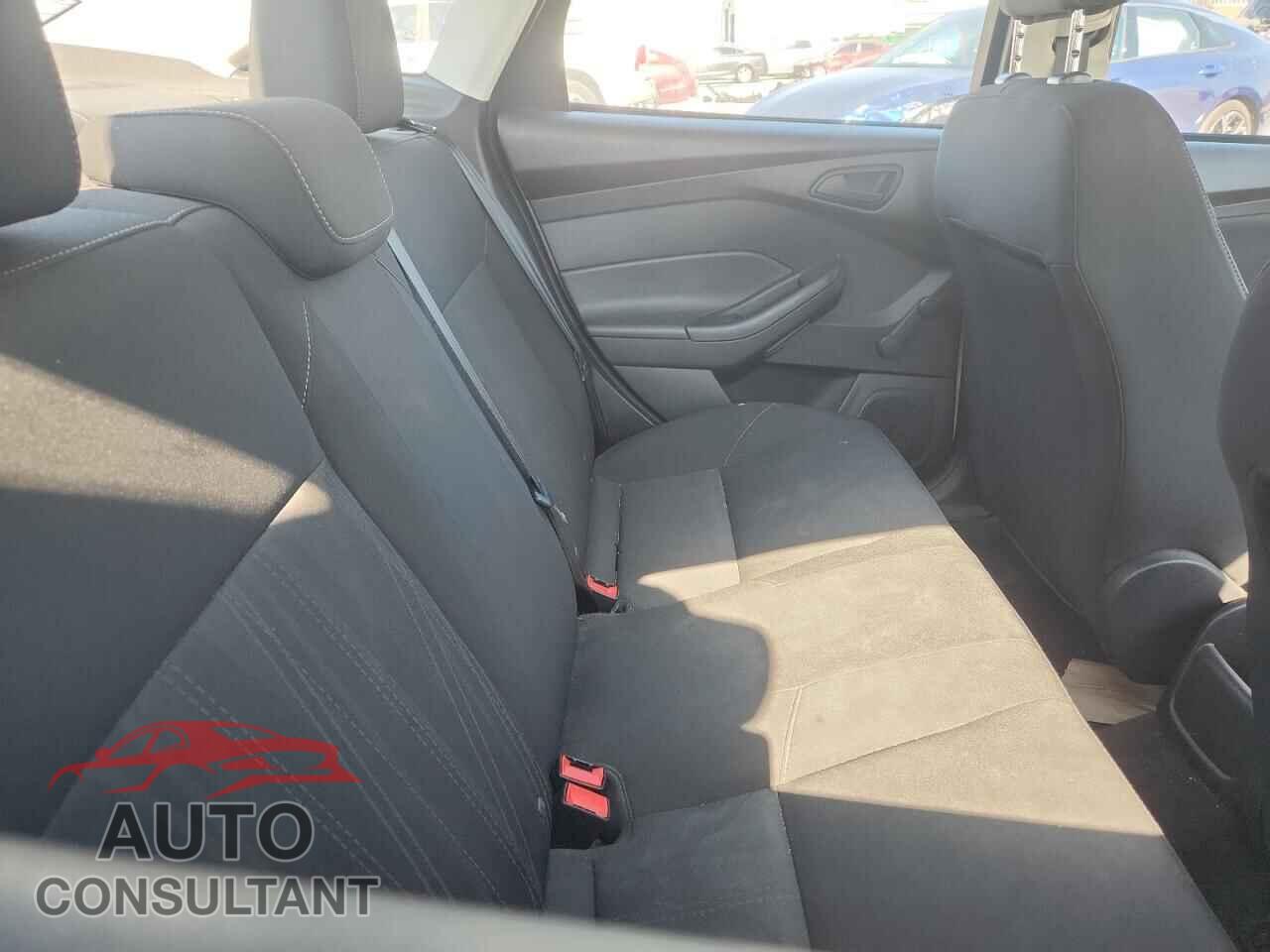 FORD FOCUS 2018 - 1FADP3E29JL299423