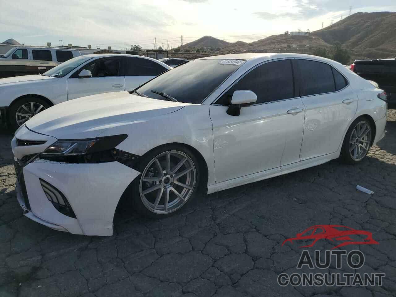 TOYOTA CAMRY 2018 - 4T1B11HK3JU520815