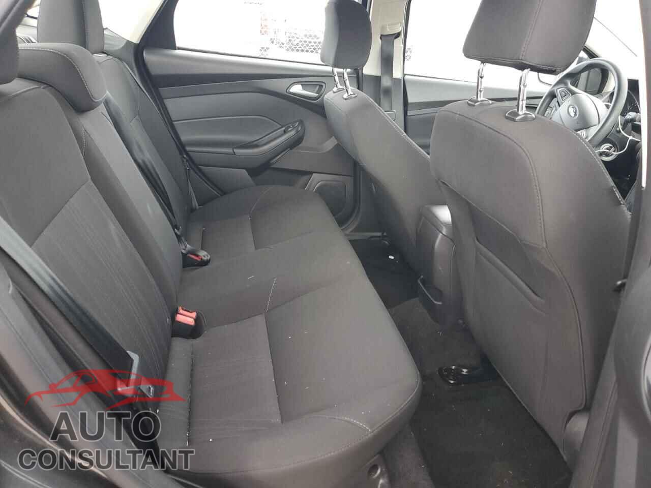FORD FOCUS 2017 - 1FADP3F26HL300648