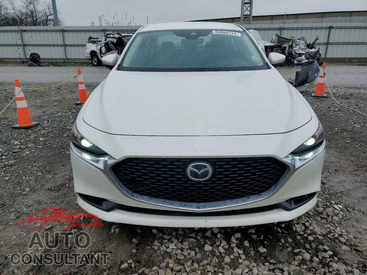 MAZDA 3 2019 - JM1BPBAM8K1118330
