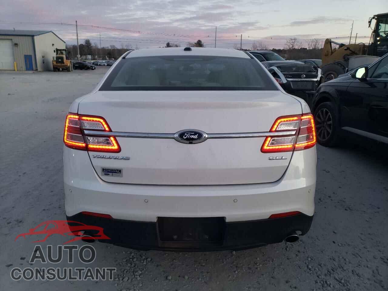 FORD TAURUS 2018 - 1FAHP2E80JG122722