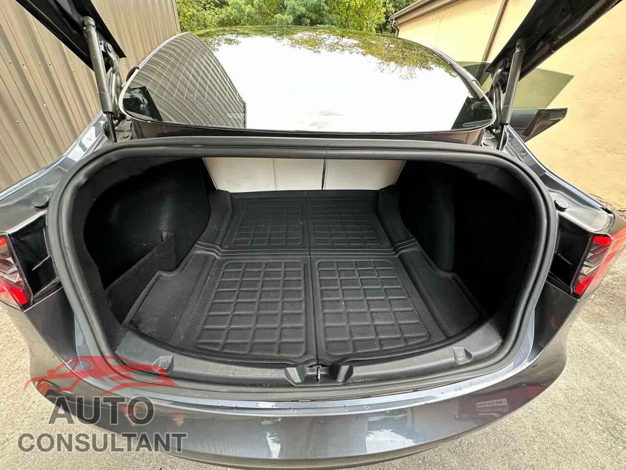 TESLA MODEL 3 2018 - 5YJ3E1EB3JF129836