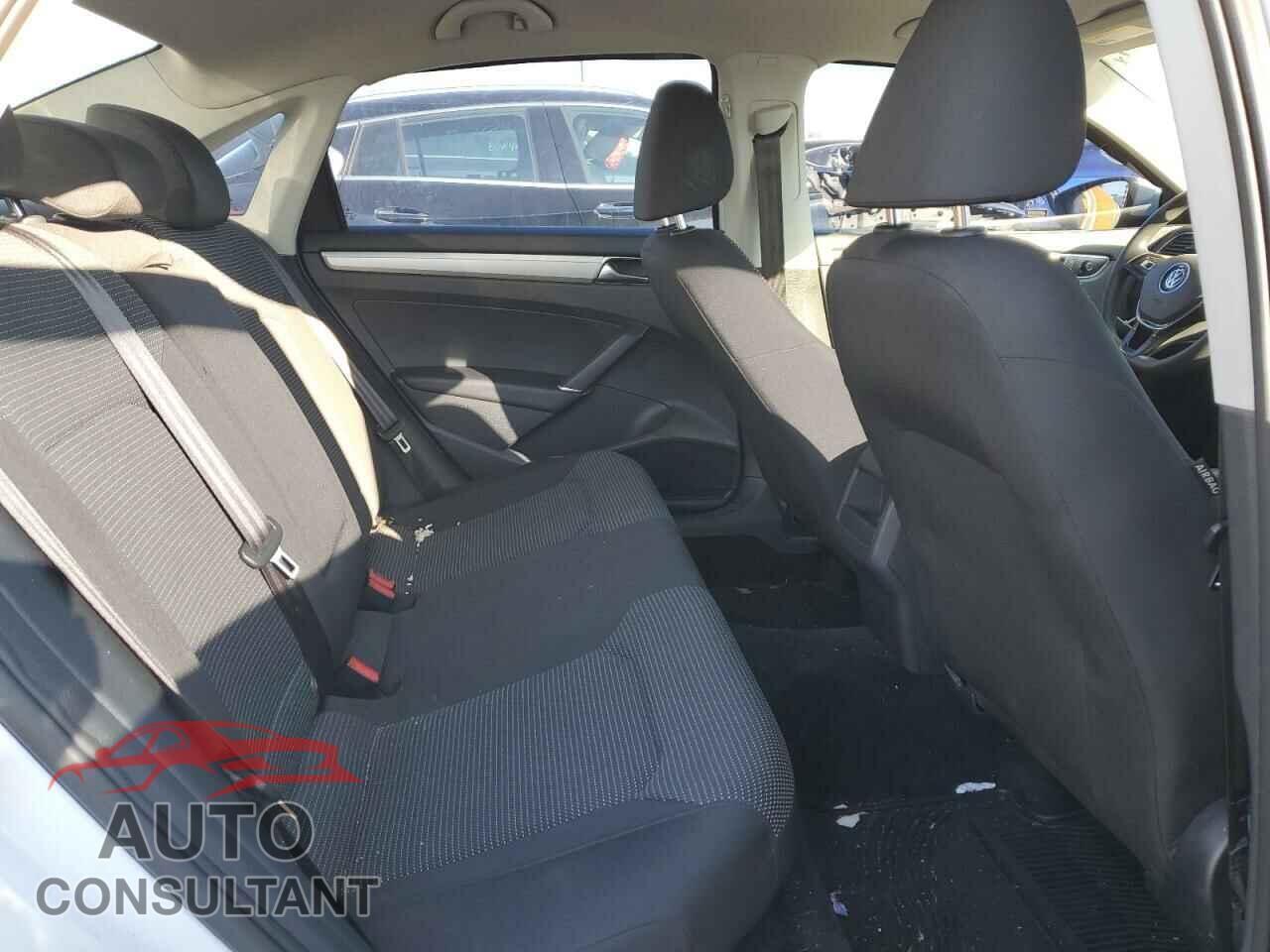 VOLKSWAGEN PASSAT 2017 - 1VWAT7A38HC002440