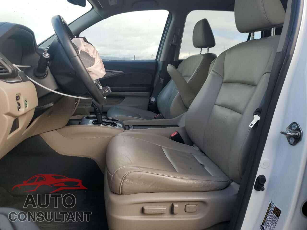 HONDA PILOT 2017 - 5FNYF6H73HB005602