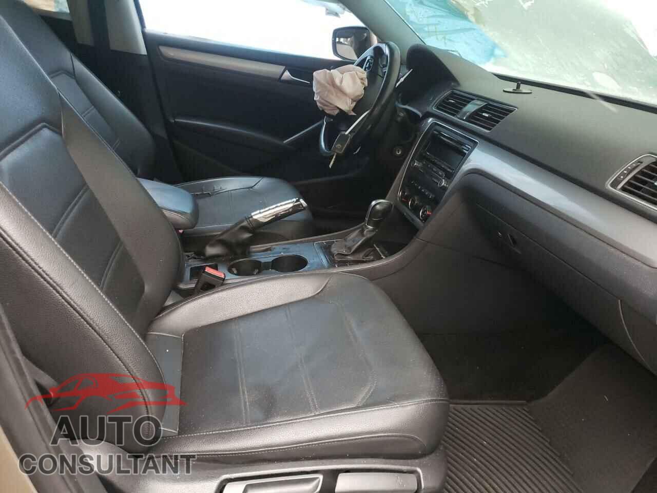 VOLKSWAGEN PASSAT 2015 - 1VWAT7A32FC039111
