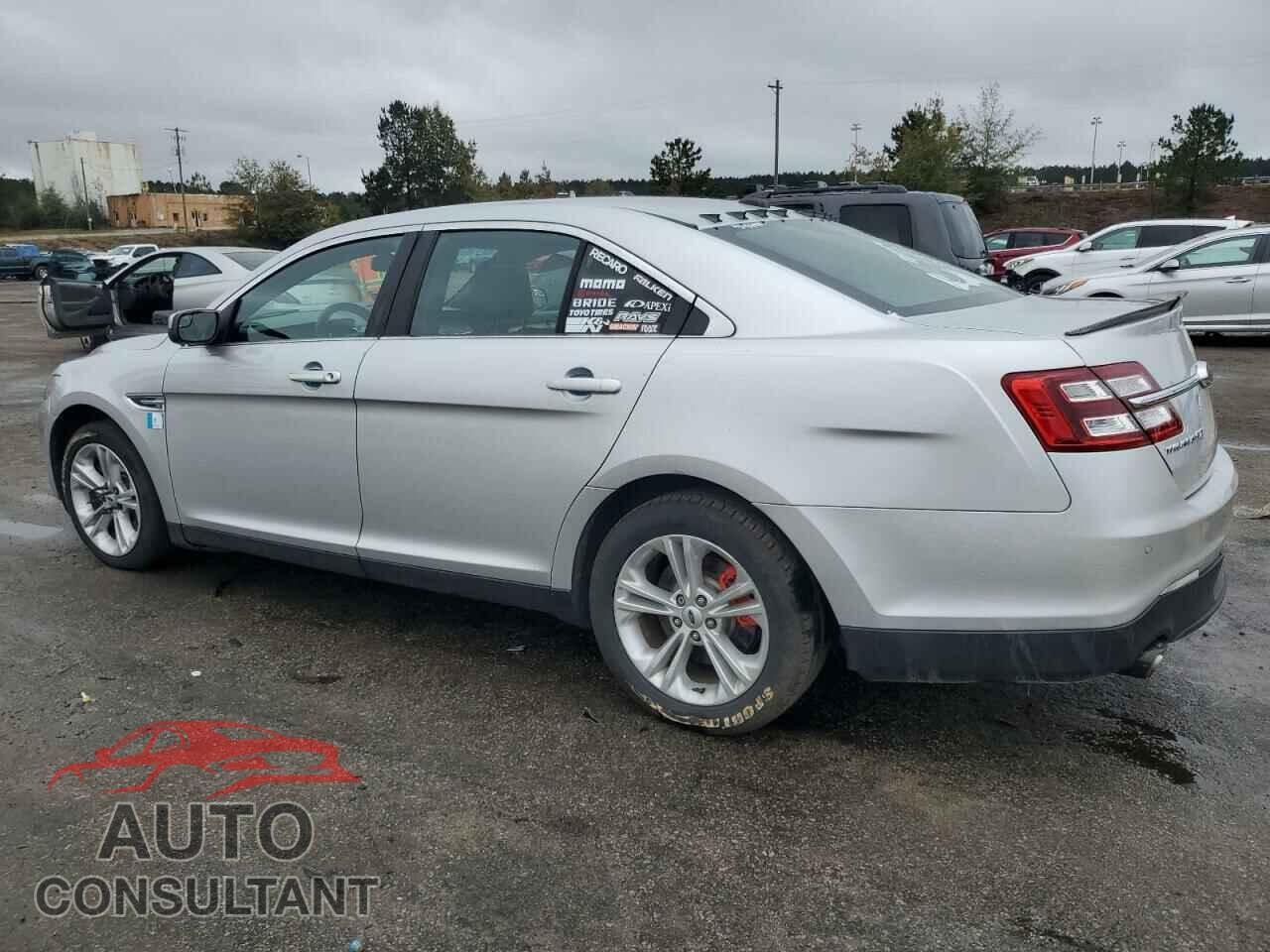 FORD TAURUS 2018 - 1FAHP2E82JG137416