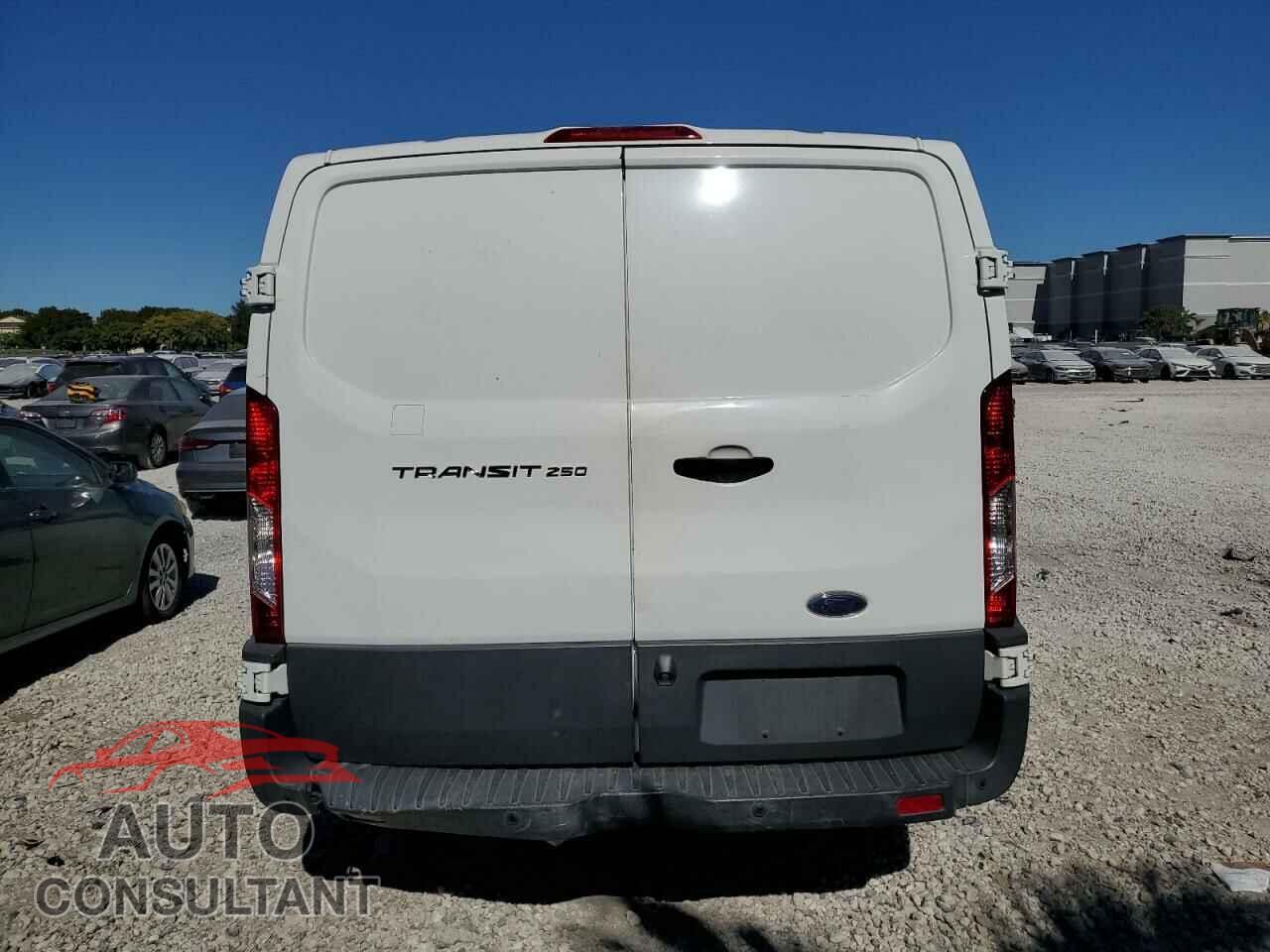 FORD TRANSIT 2017 - 1FTYR1YM3HKA47741