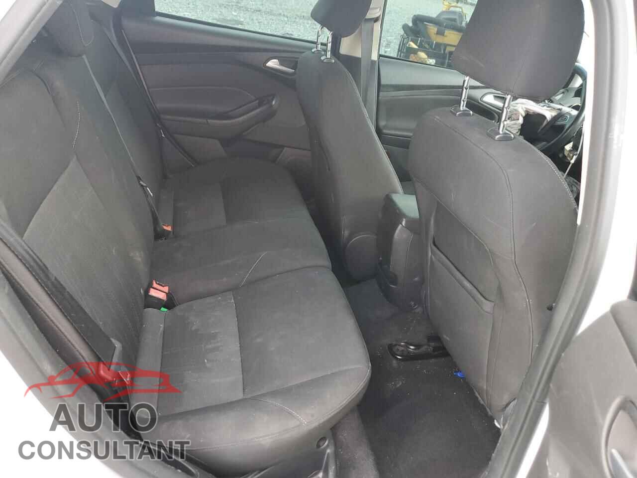 FORD FOCUS 2015 - 1FADP3K20FL311745