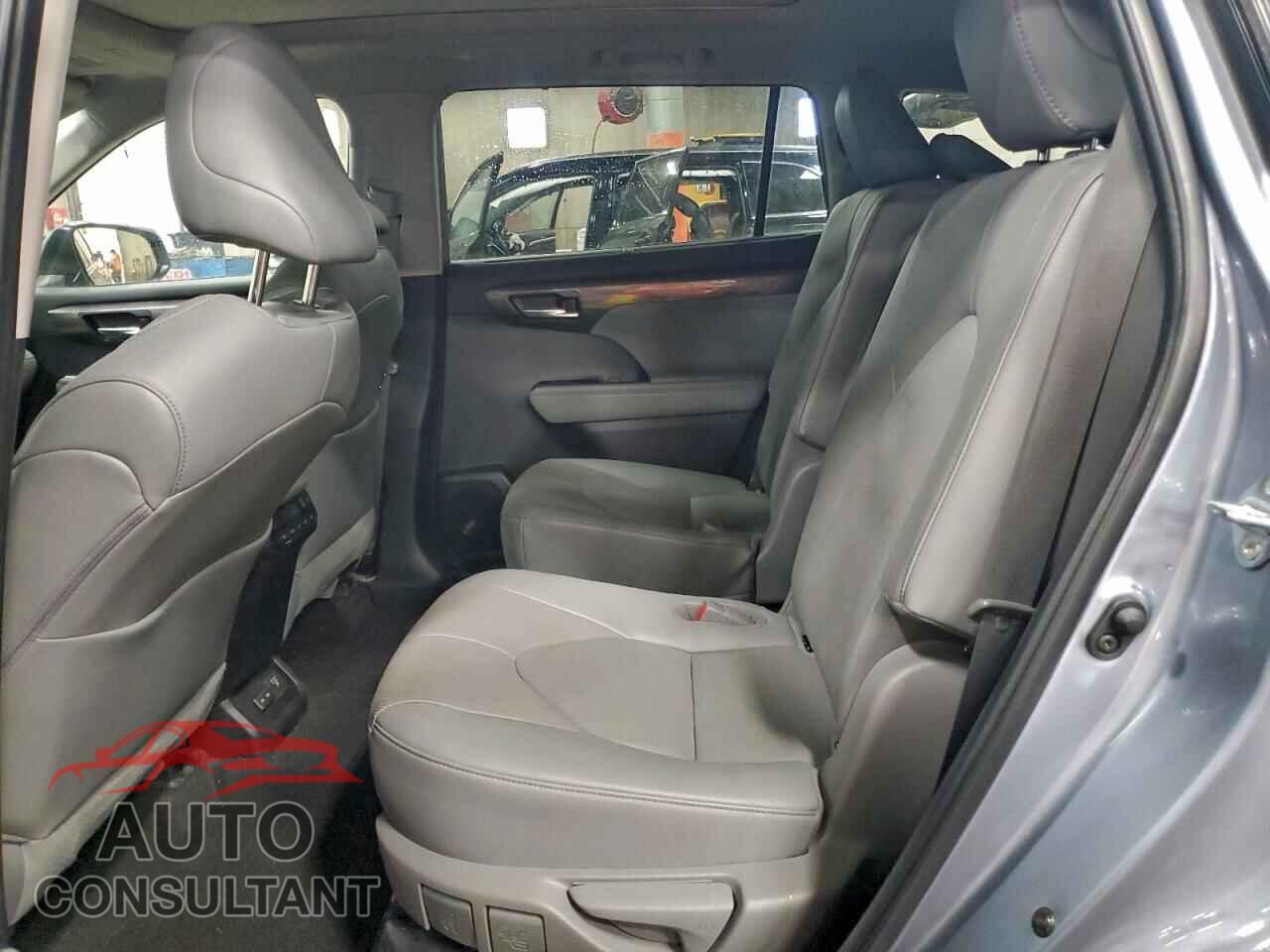 TOYOTA HIGHLANDER 2023 - 5TDEBRCH2PS589663