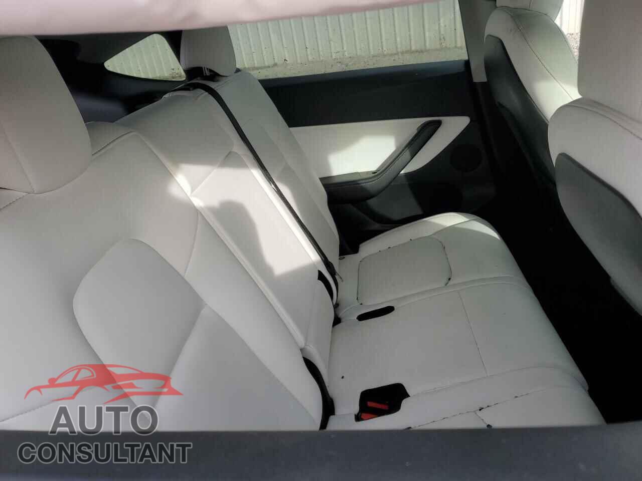 TESLA MODEL Y 2021 - 5YJYGAEE2MF195163