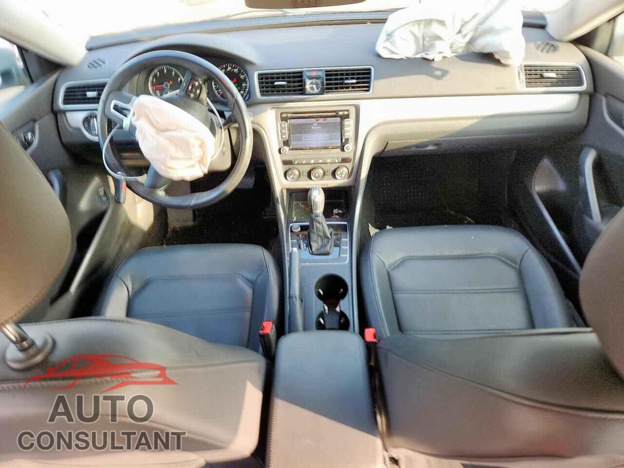 VOLKSWAGEN PASSAT 2015 - 1VWAT7A37FC112926