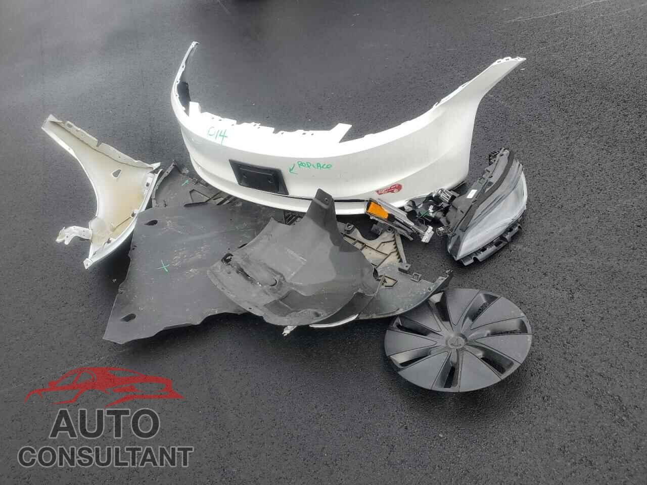 TESLA MODEL 3 2024 - 5YJ3E1EA5RF784860